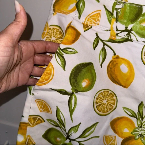 Isaac Mizrahi womens shorts lemon lime fruit - Picture 6 of 8